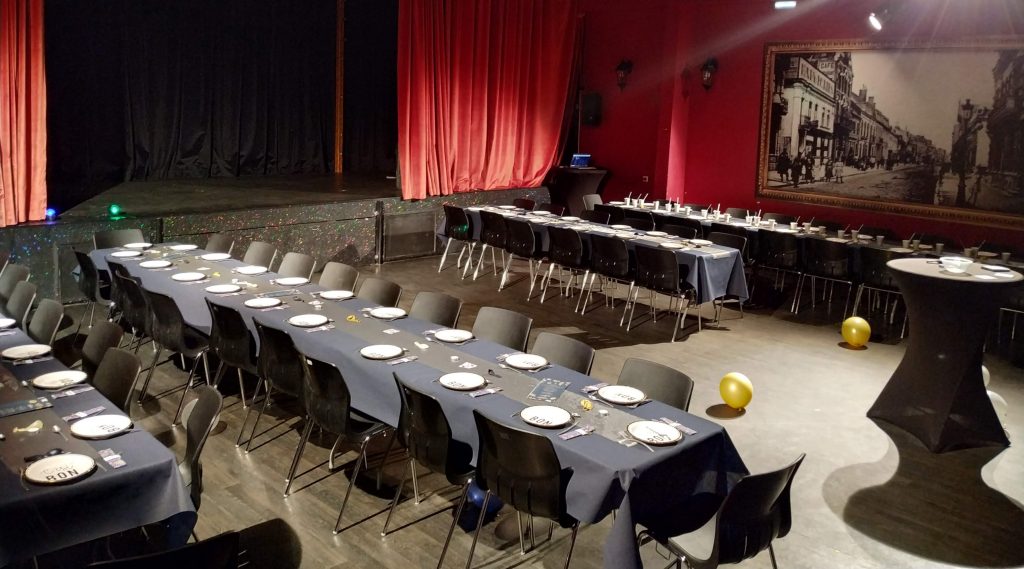 Le Kastelet Lens en configuration banquet — tables dressées pour un repas d'entreprise
