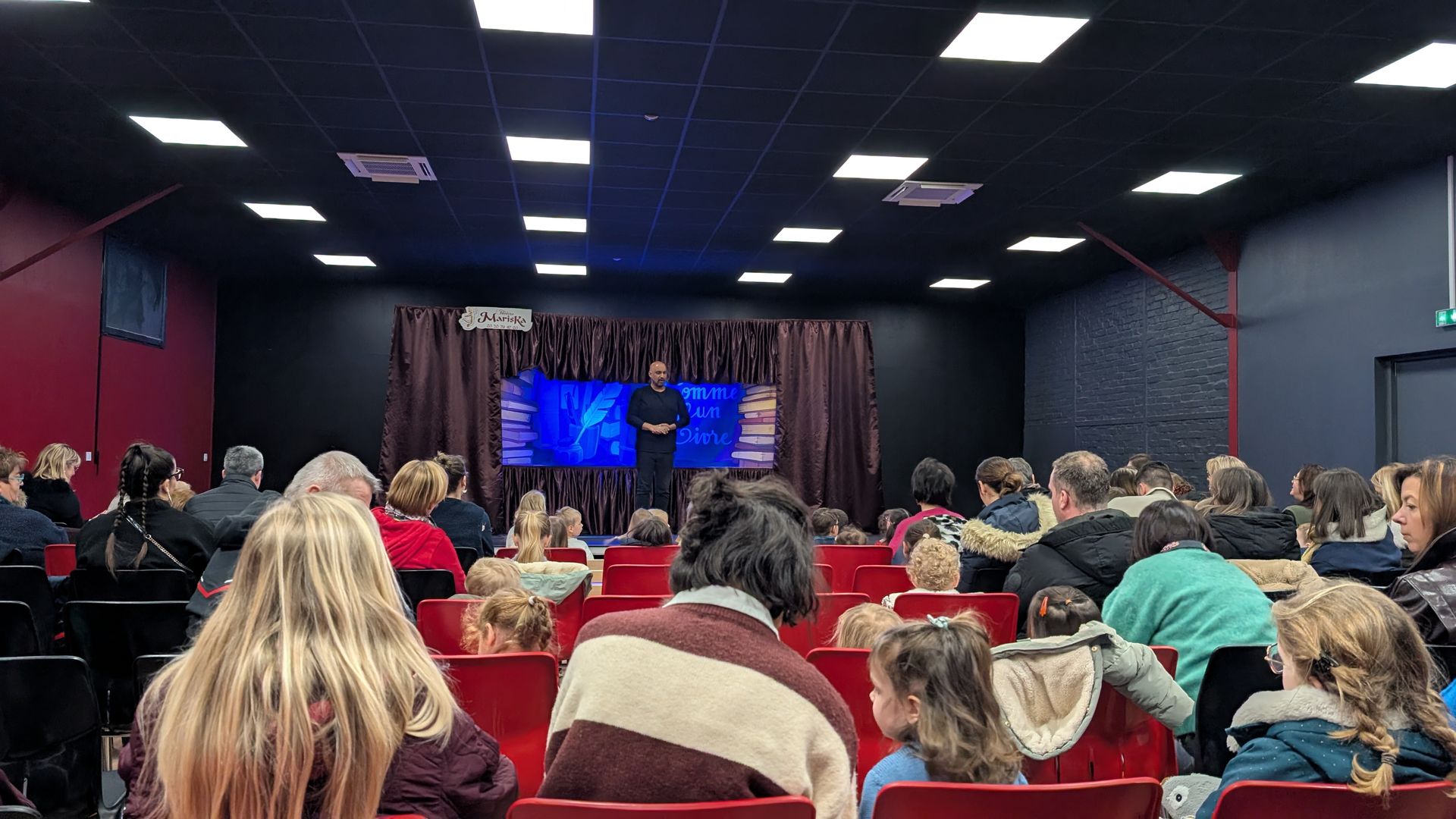 Le Kastelet Valenciennes salle comble pendant le spectacle Comme Un Livre